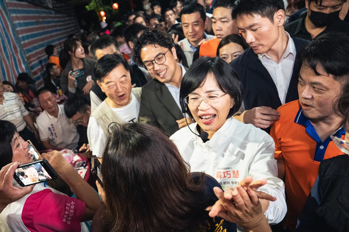 蘇巧慧表示，今（29）晚與沈伯洋同台純屬巧合，但汐止橫科本來就是新北汐止與台北南港的交界，福山巖更是兩地信眾共同的重要信仰中心，正好象徵雙北既競爭又合作、彼此努力又相互匯聚的關係。 圖：蘇巧慧競總提供