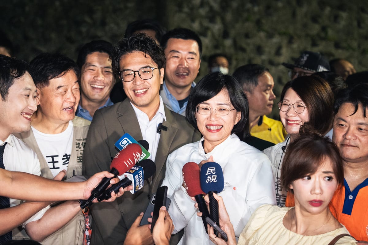 蘇巧慧和沈伯洋接受媒體堵訪。 圖：蘇巧慧競總提供