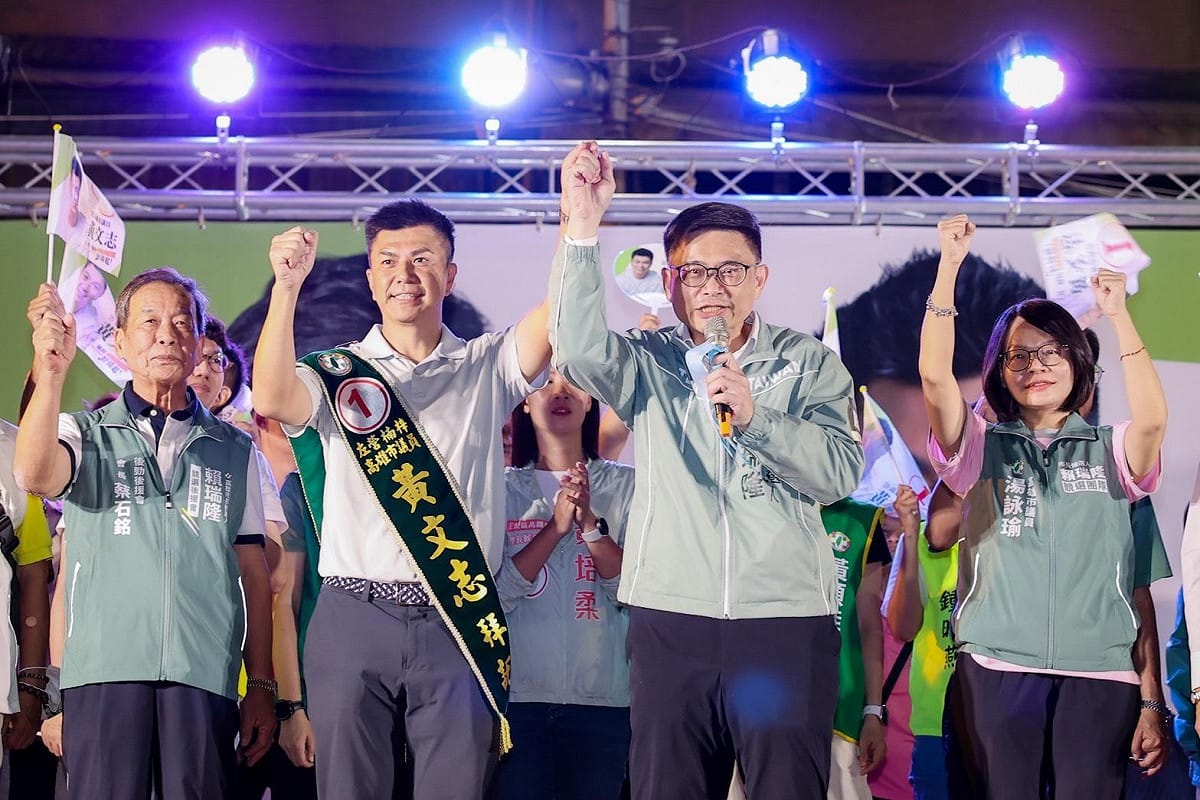 賴瑞隆(右二)拉起黃文志(左二)的手表示，「好議員一定要相挺！」 圖：黃文志競總／提供