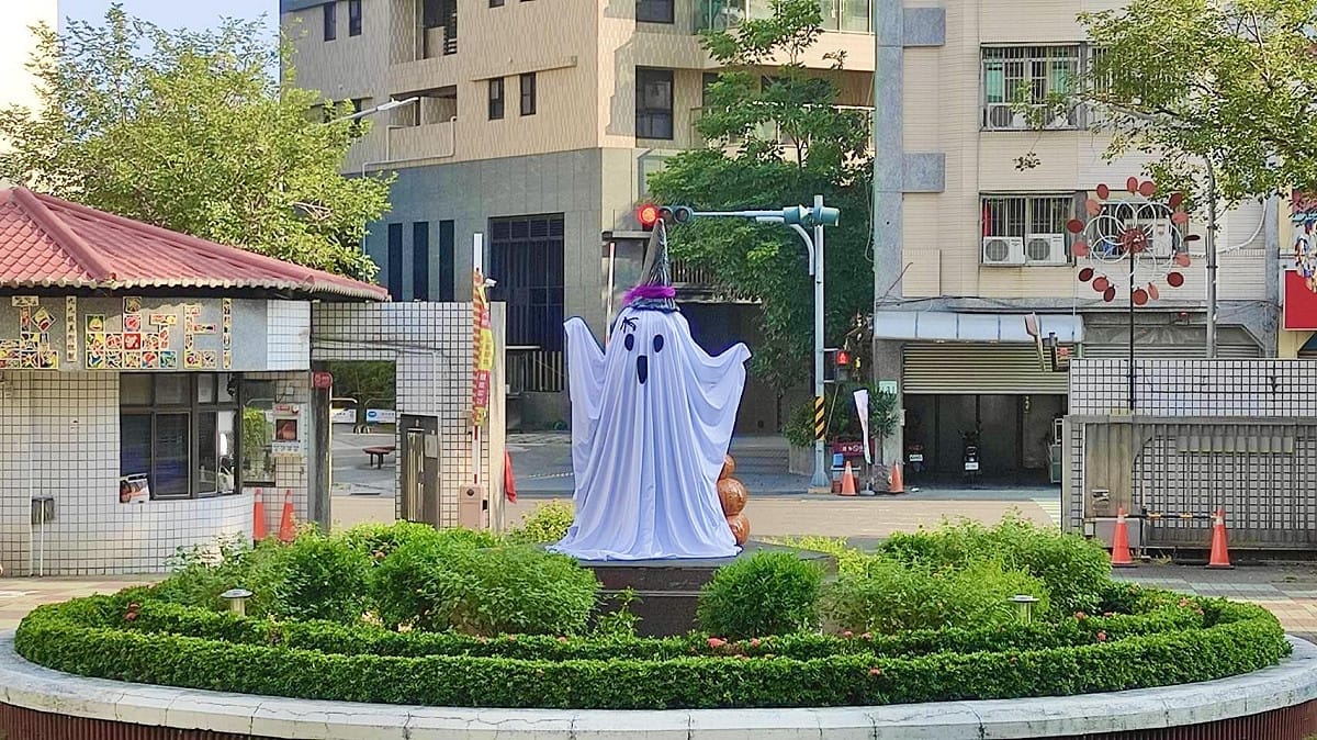 鳳西國小校園隨處可見萬聖節主題裝置。 圖：高雄市教育局／提供