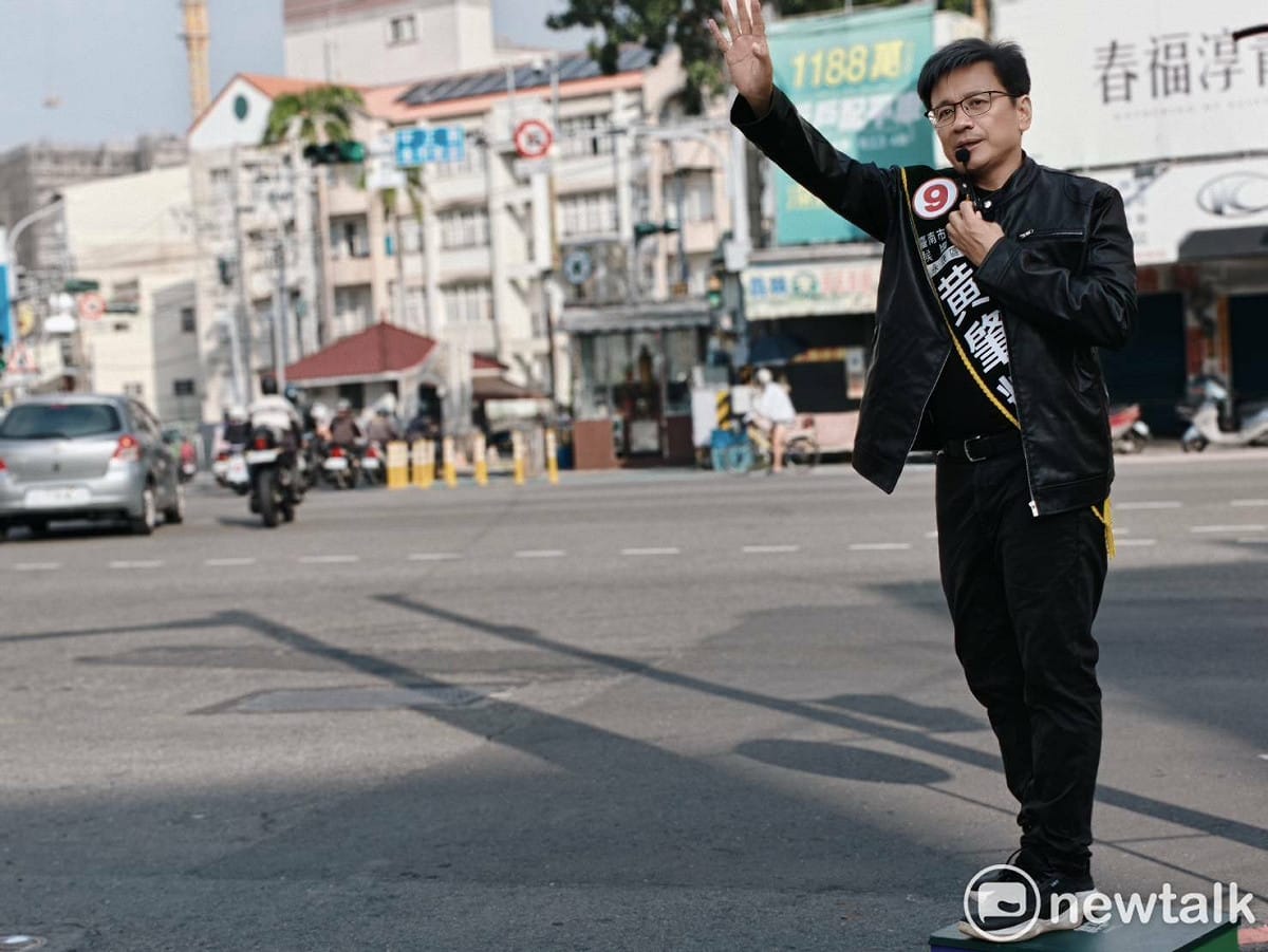 民進黨台南市議員候選人黄肇輝則發揮巧思，搭上萬聖節變裝的風潮，穿上皮衣、弄成白髮，扮成輝達執行長黃仁勳的模樣在路口向選民拜票，成功吸引民眾目光，路人也都表示真的很像，也為緊張的選舉氣氛增添一些趣味話題。 圖：黃肇輝競選總部提供