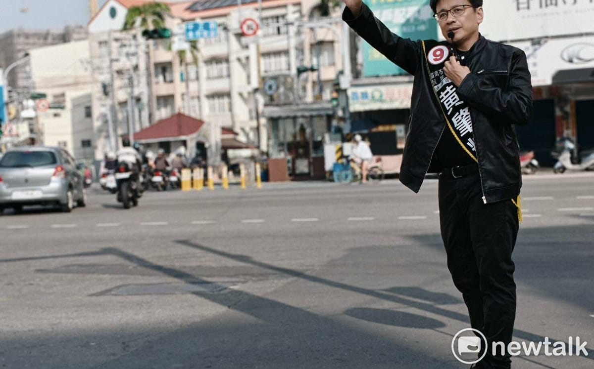 黄肇輝萬聖節穿皮衣化身黃仁勳 路口拜票成功吸引選民目光