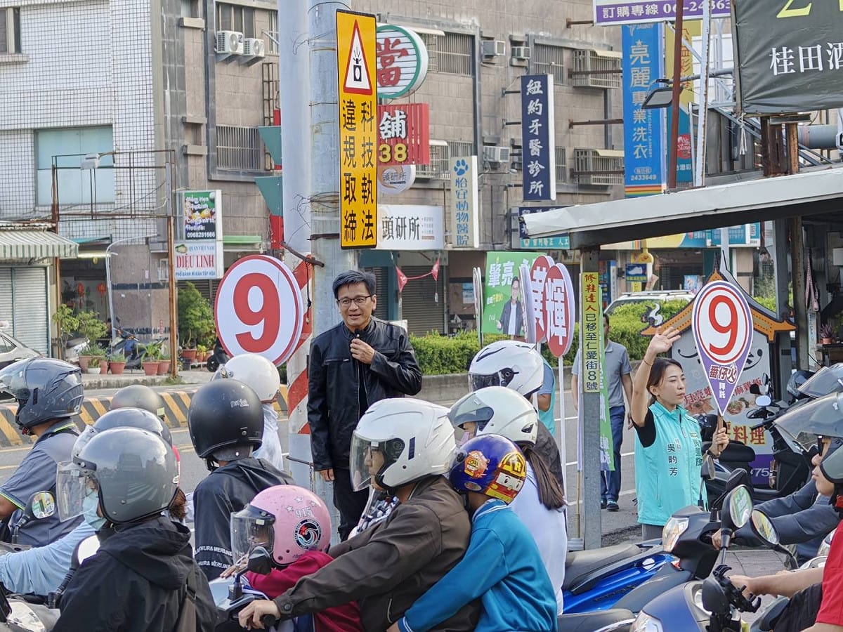 民進黨台南市議員候選人黄肇輝則發揮巧思，搭上萬聖節變裝的風潮，穿上皮衣、弄成白髮，扮成輝達執行長黃仁勳的模樣在路口向選民拜票，成功吸引民眾目光，路人也都表示真的很像，也為緊張的選舉氣氛增添一些趣味話題。 圖：黃肇輝競選總部提供
