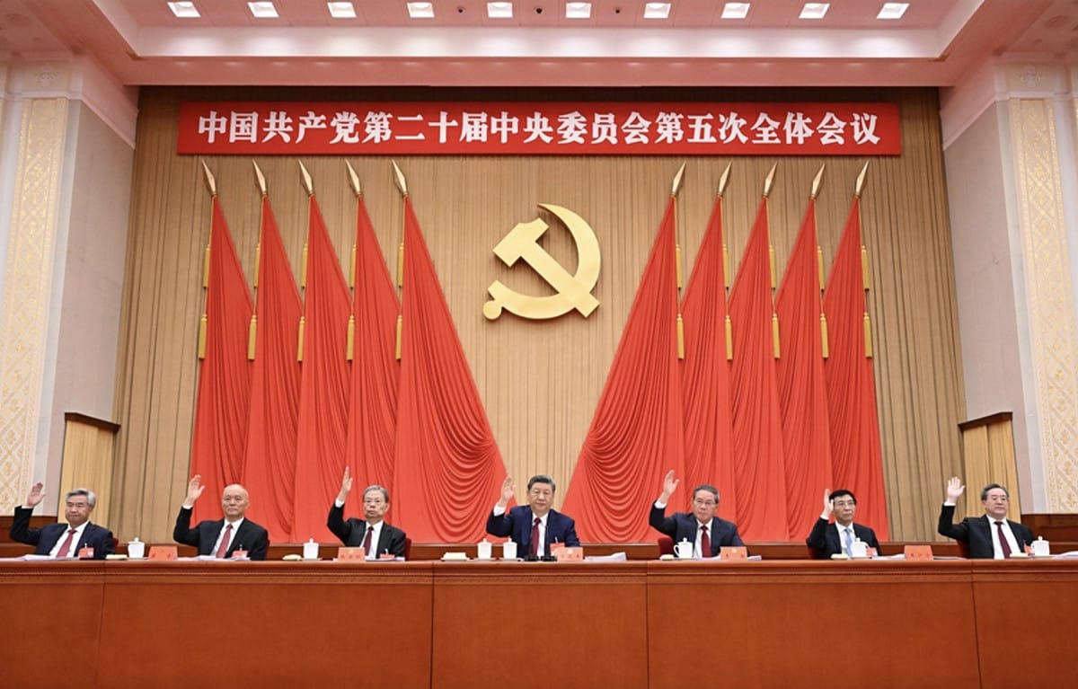 中共二十屆五中全會 29 日落幕，會後公報未出現「兩個確立」、「四個意識」、「四個自信」及「兩個維護」等過去高度強調的政治表述，引發外界對中國國家主席習近平權力變化的猜測。 圖:翻攝自X @threerights1