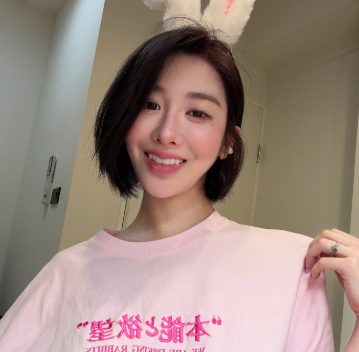 美麗妄娜過去時常拍攝「真理系列」的開箱影片，憑藉亮麗外型及直率性格圈粉無數，更因此被封為「真理女神」，YouTube頻道累積85萬訂閱。 圖：翻攝自美麗妄娜IG