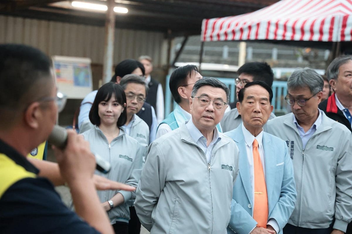 卓榮泰29日偕同前任台灣省政府主席宋楚瑜前往花蓮縣光復堤防堤頂，視察馬太鞍溪防洪工程進度。 圖：行政院提供