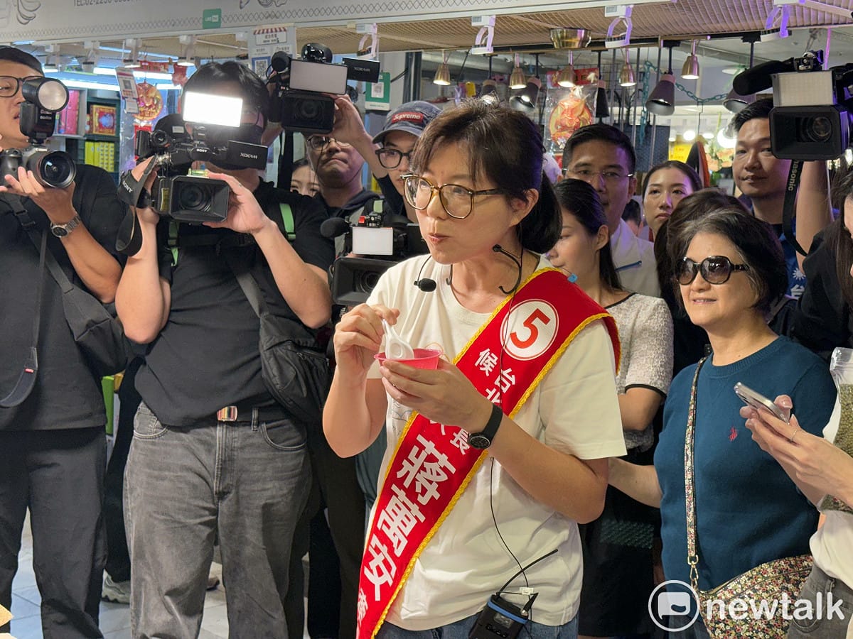 台北市長蔣萬安夫人石舫亘到成功市場掃街拜票，現場大啖綠豆湯。 圖：周煊惠/攝