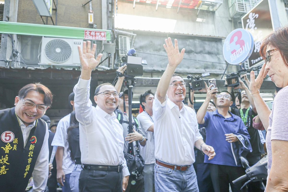 新北市長侯友宜陪同國民黨新北市長李四川在板橋掃街。 圖：李四川競選辦公室/提供