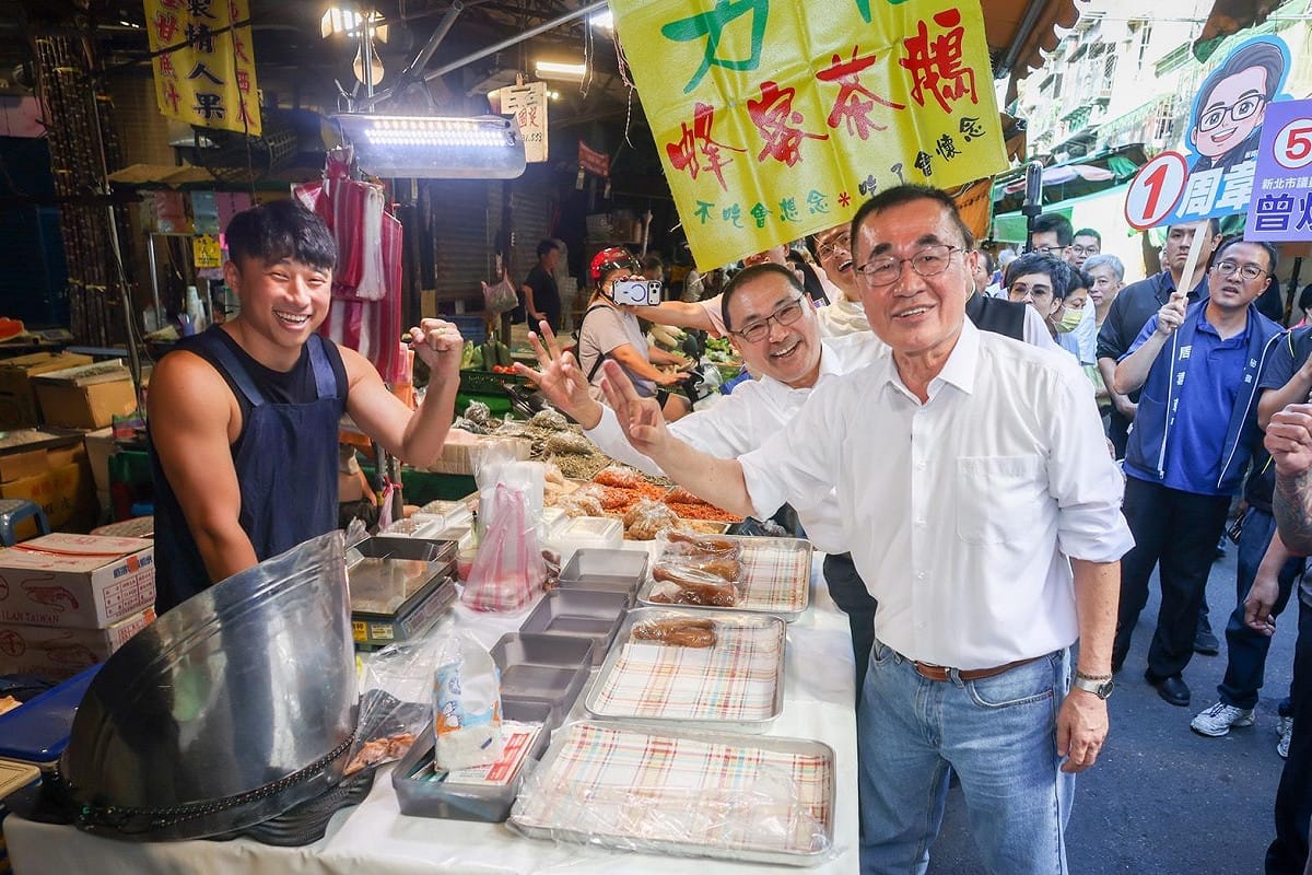 新北市長侯友宜陪同國民黨新北市長李四川在板橋掃街。 圖：李四川競選辦公室/提供