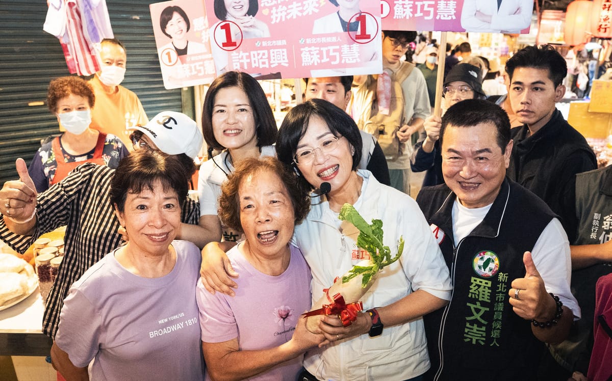 蘇巧慧前進永和溪洲市場掃街！攤商菜頭蔥蒜送不停 民眾高喊「全家都投給你！」