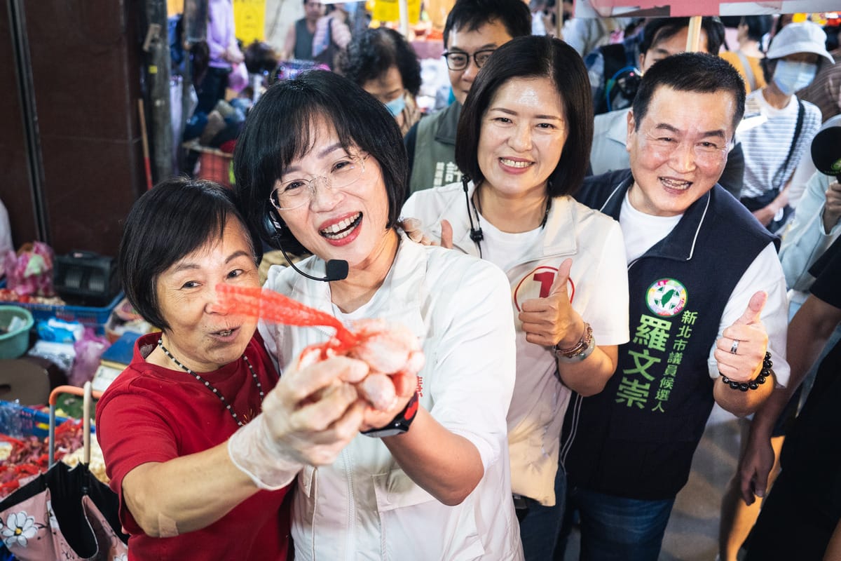 攤商送蒜頭給蘇巧慧，並高喊「蘇巧慧凍蒜！」為她加油打氣。 圖：蘇巧慧競總提供