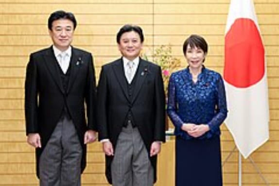 日本首相高市早苗(右)與新任農林水產大臣武部新合影。 圖 : 翻攝自Wikipedia