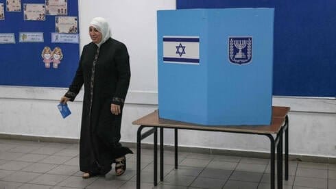 部分批評者認為，阿拉伯選民雖然依法參與選舉，並透過選票取得國會席次，卻仍可能因族群及政治立場遭到排除，形成代表權與實際執政權之間的落差。 圖:翻攝自X @MOSSADil