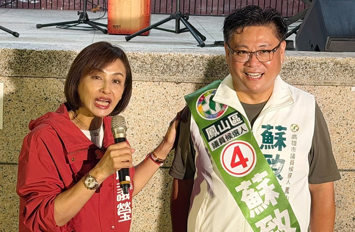邱議瑩(左)大力推薦蘇致榮(右)，肯定他長期深耕鳳山、積極服務地方的努力。 圖：蘇致榮競總／提供