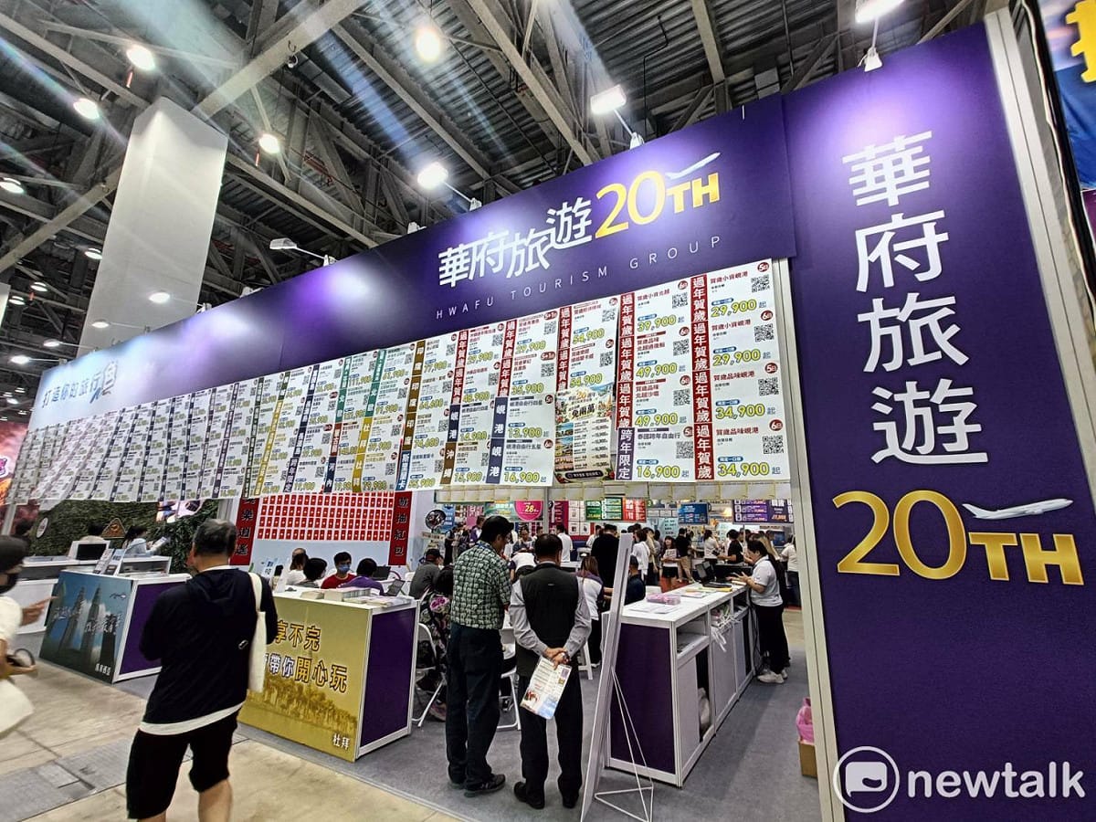 華府旅行社在此次展期祭出極具破壞力的價格優勢，強打「免兩萬、跨年也能無痛出國」的親民策略。 圖：唐復年/攝
