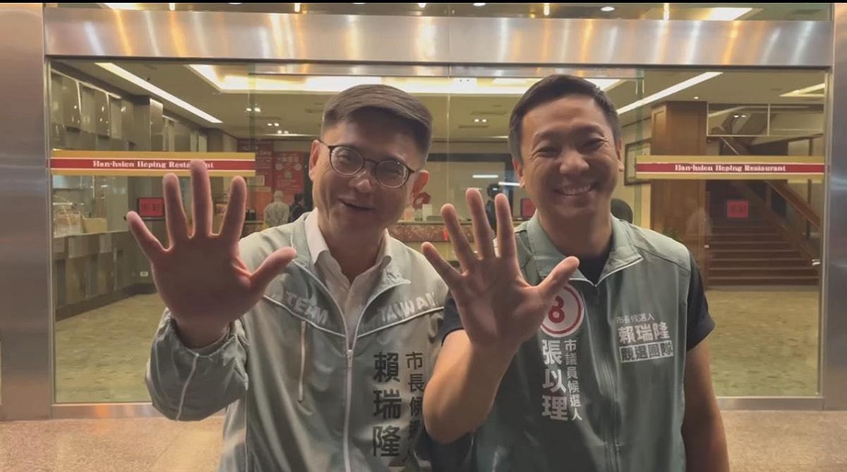 賴瑞隆(左)抽中5號，張以理(右)便決定將把團隊發想的原本5號「5oooi（嗚喔喔喔愛）」諧音梗拿出來使用。 圖：張以理競總／提供