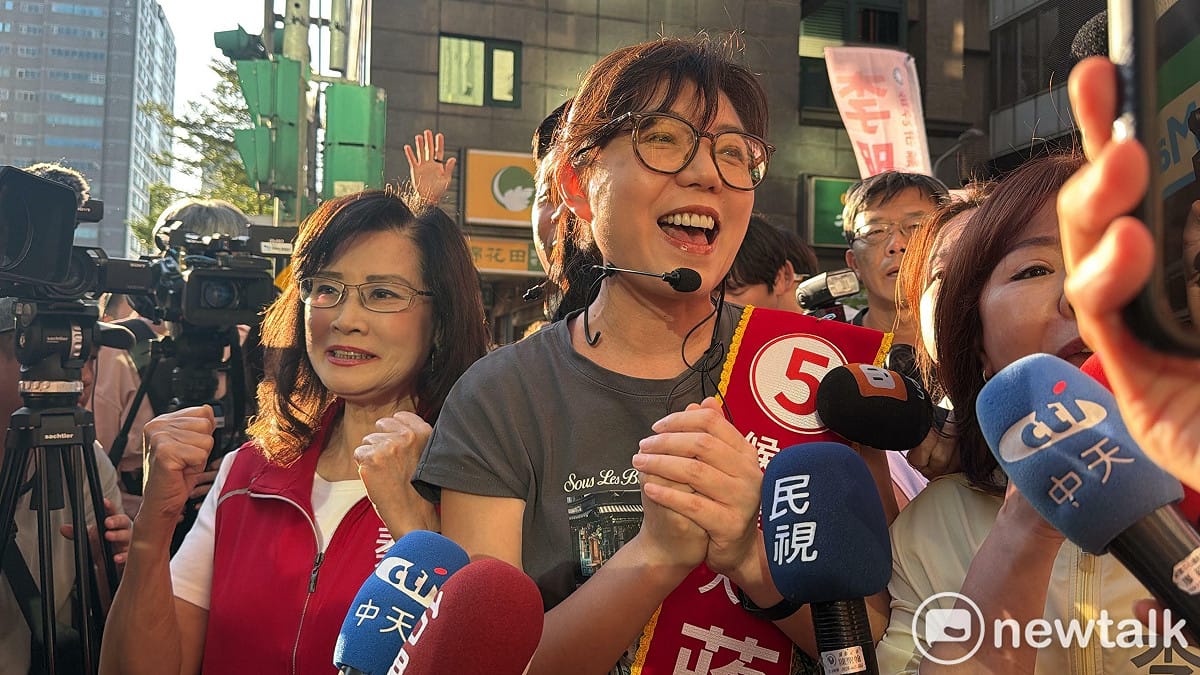 台北市長蔣萬安妻子石舫亘向現場媒體致意。 圖：周煊惠 / 攝