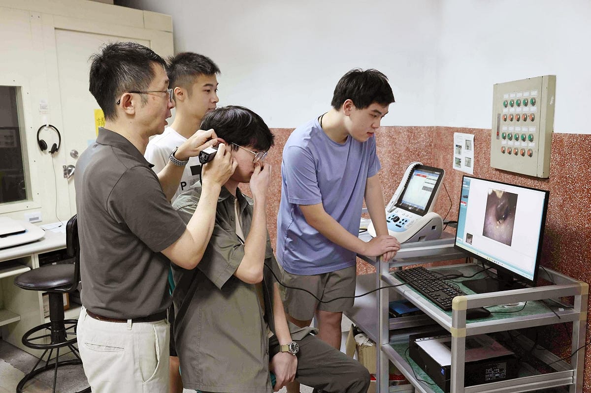 中山醫大語聽系透過耳鏡操作與影像觀察教學，培養學生耳部檢查技能，扎實銜接臨床實務。 圖：中山醫大/提供