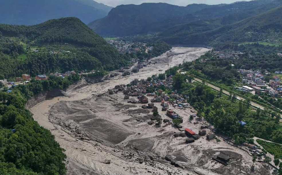 (影) 不丹冰川湖潰堤爆山洪! 知名溫泉景區重創 聯外道路遭毀無限期封閉