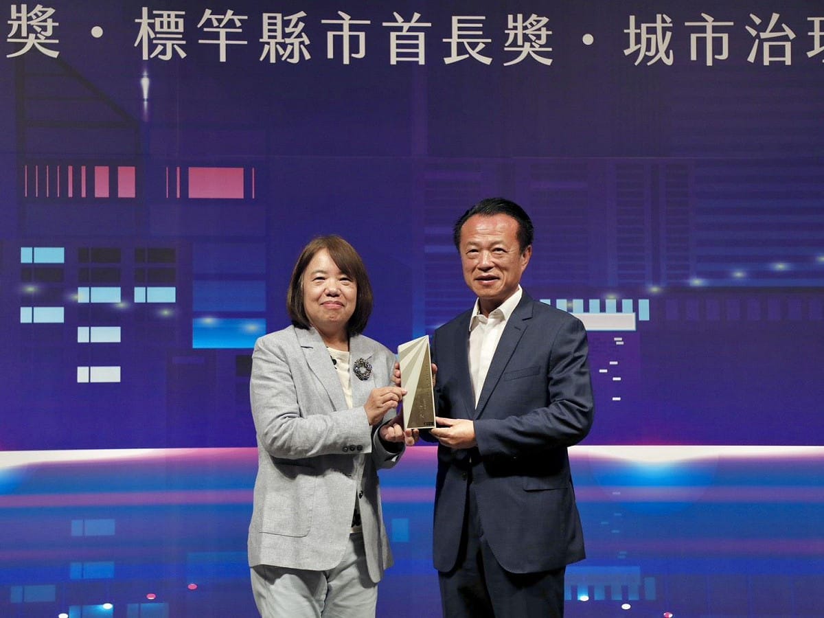 天下標竿城市頒獎，嘉義縣長翁章梁再度榮獲「縣市長施政滿意度調查」全國第一，締造三連霸佳績。 圖：嘉義縣政府提供