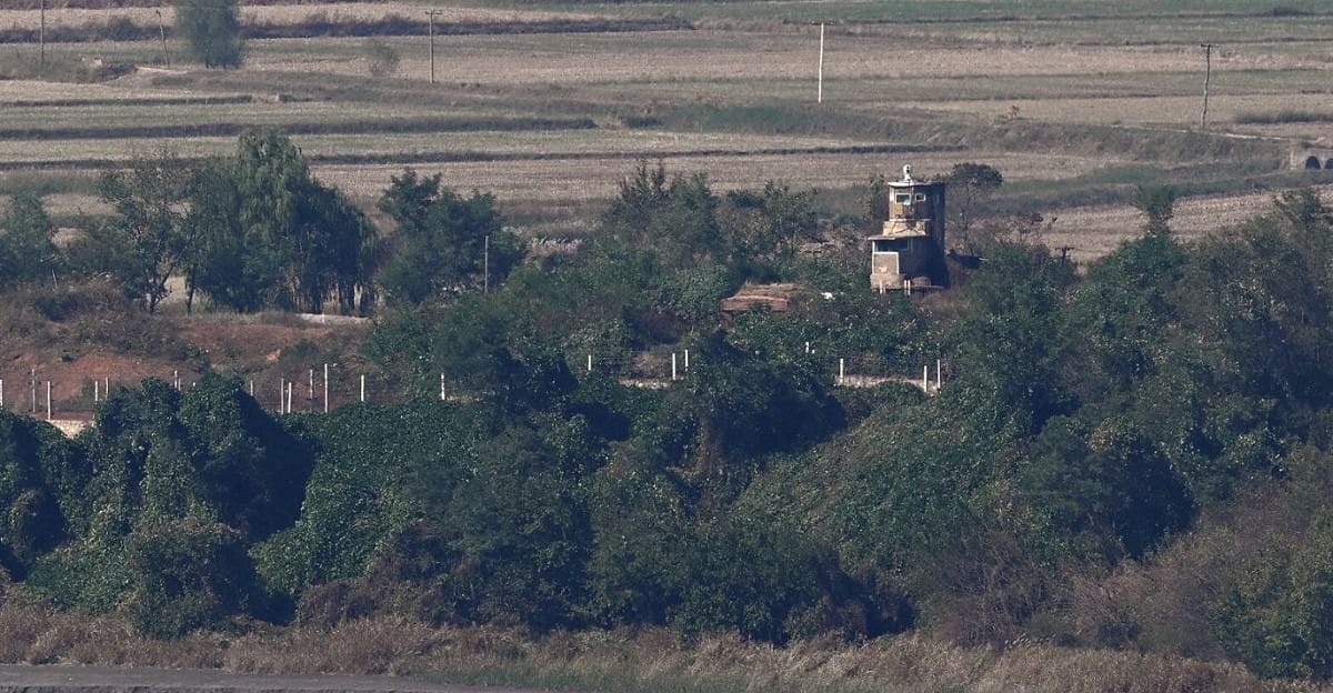 南北韓邊境地區居民透露，當地時間 29 日清晨 6 時起陸續聽見北方傳來詭異的廣播聲響，疑似為北韓傳來的心戰廣播。 圖:翻攝自 X @voakorea