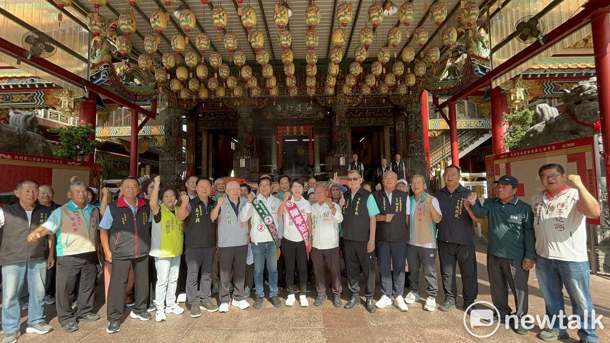 民進黨台南市長候選人陳亭妃展開密集車隊掃街行程，上午偕同第三選區市議員候選人1號吳通龍、2號陳秋宏，前往下營北極殿上帝廟參拜祈福。 圖：陳亭妃競選總部提供