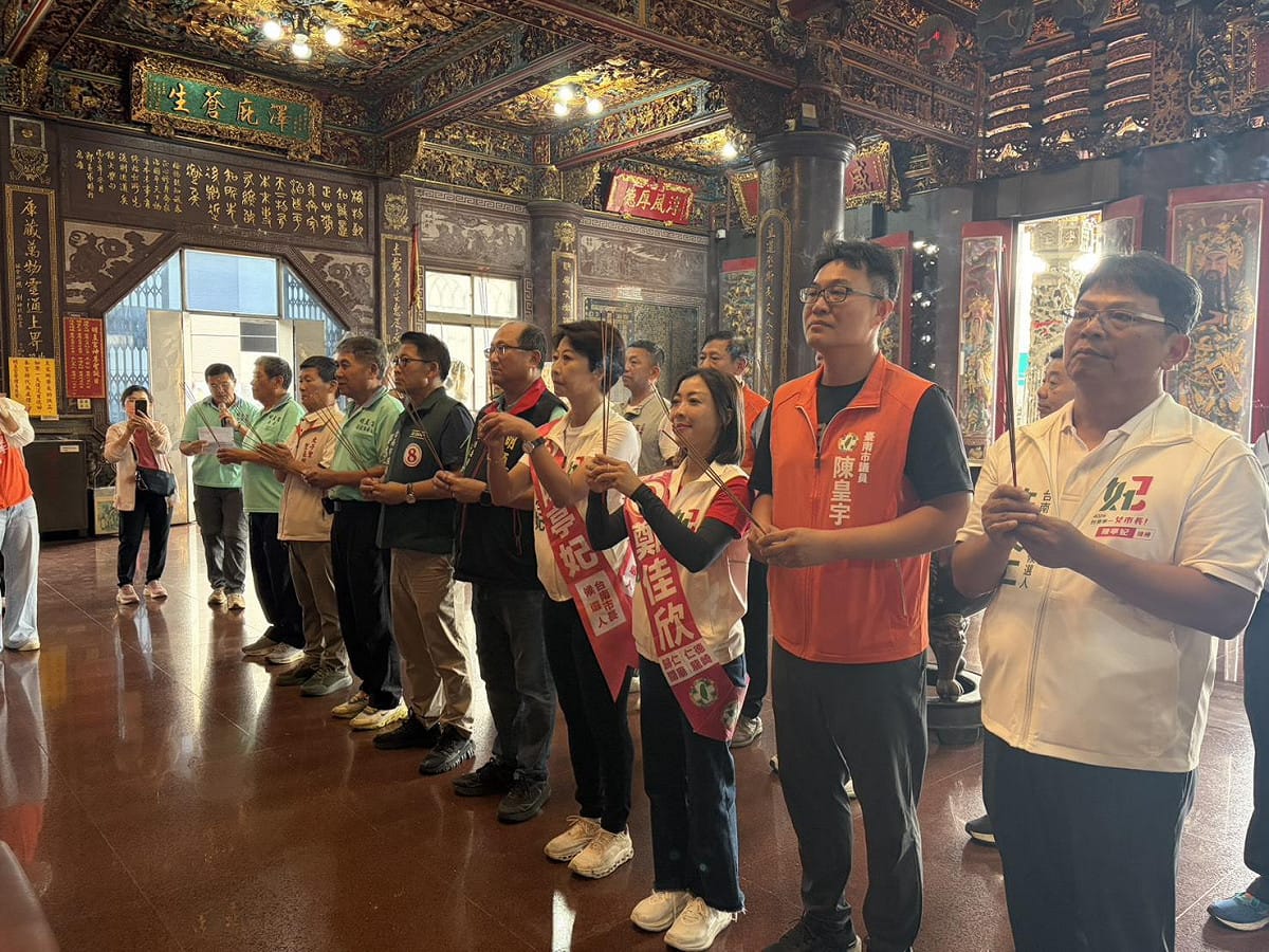 民進黨台南市長候選人陳亭妃下午則偕同第十一選區市議員候選人7號陳皇宇、8號郭鴻儀、9號鄭佳欣，前往仁德區明直宮參拜祈福，深入地方向鄉親請安問好。 圖：陳亭妃競選總部提供