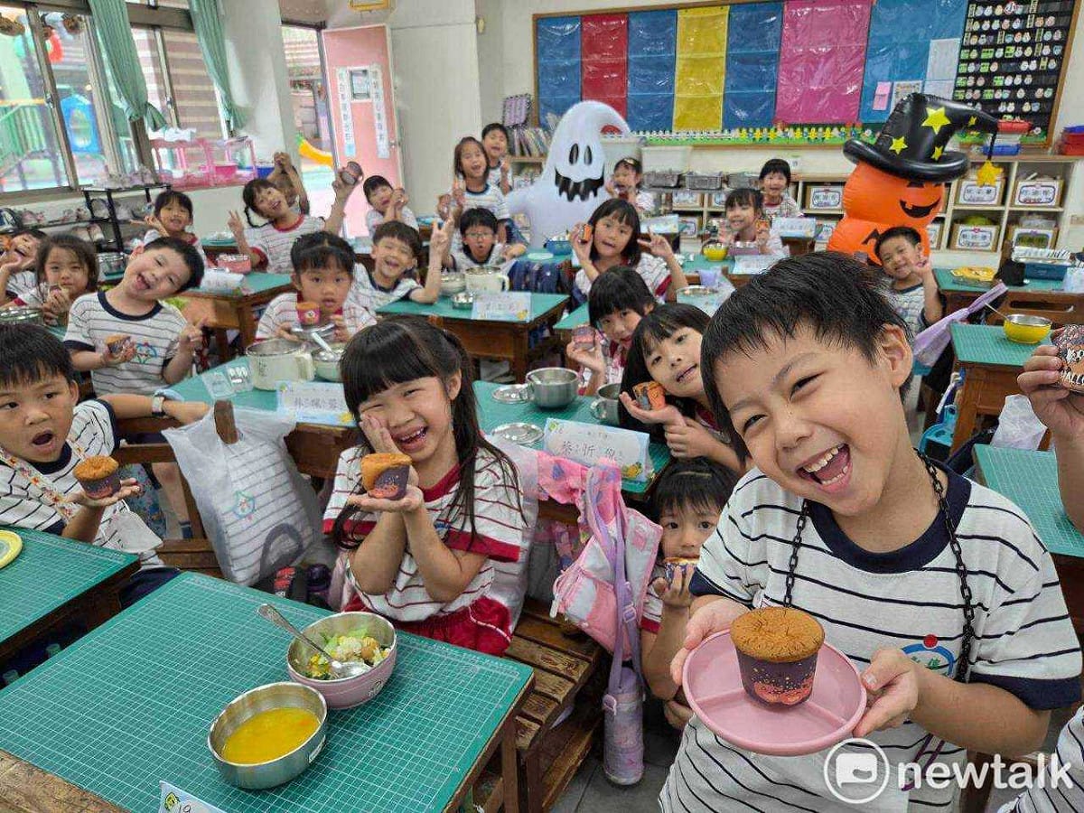 臺南市學校午餐巧妙運用南瓜、番茄及各式蔬菜，將繽紛食材化身為充滿創意的萬聖節料理，讓學生在享用餐點的同時，也能感受西洋節慶的歡樂氛圍，探索食材色彩與料理變化的樂趣。 圖：台南市政府提供