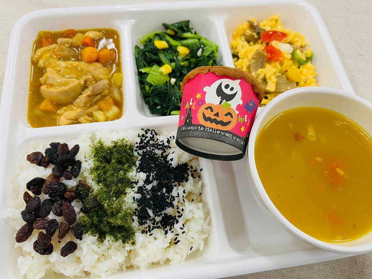 臺南市學校午餐巧妙運用南瓜、番茄及各式蔬菜，將繽紛食材化身為充滿創意的萬聖節料理，讓學生在享用餐點的同時，也能感受西洋節慶的歡樂氛圍，探索食材色彩與料理變化的樂趣。 圖：台南市政府提供