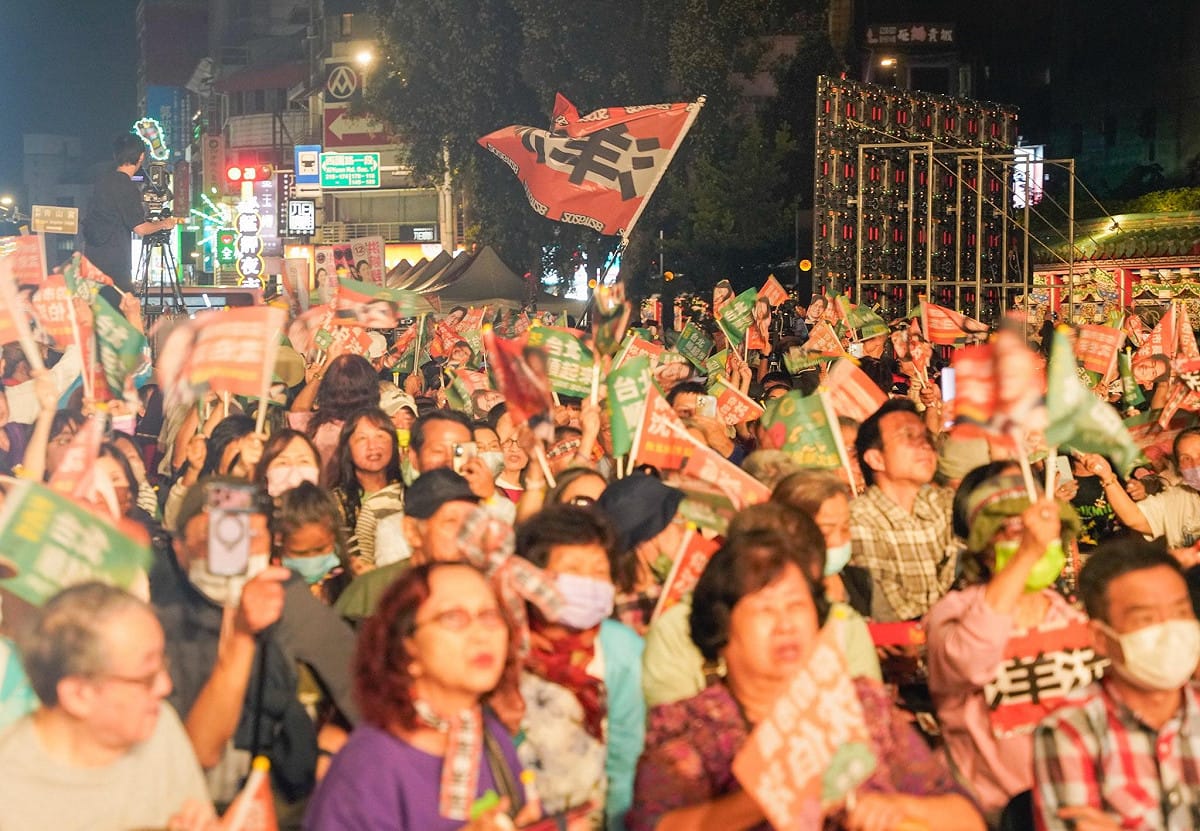 沈伯洋出席洪婉臻競選總部成立大會，再度掀起洋流。 圖：張良一／攝