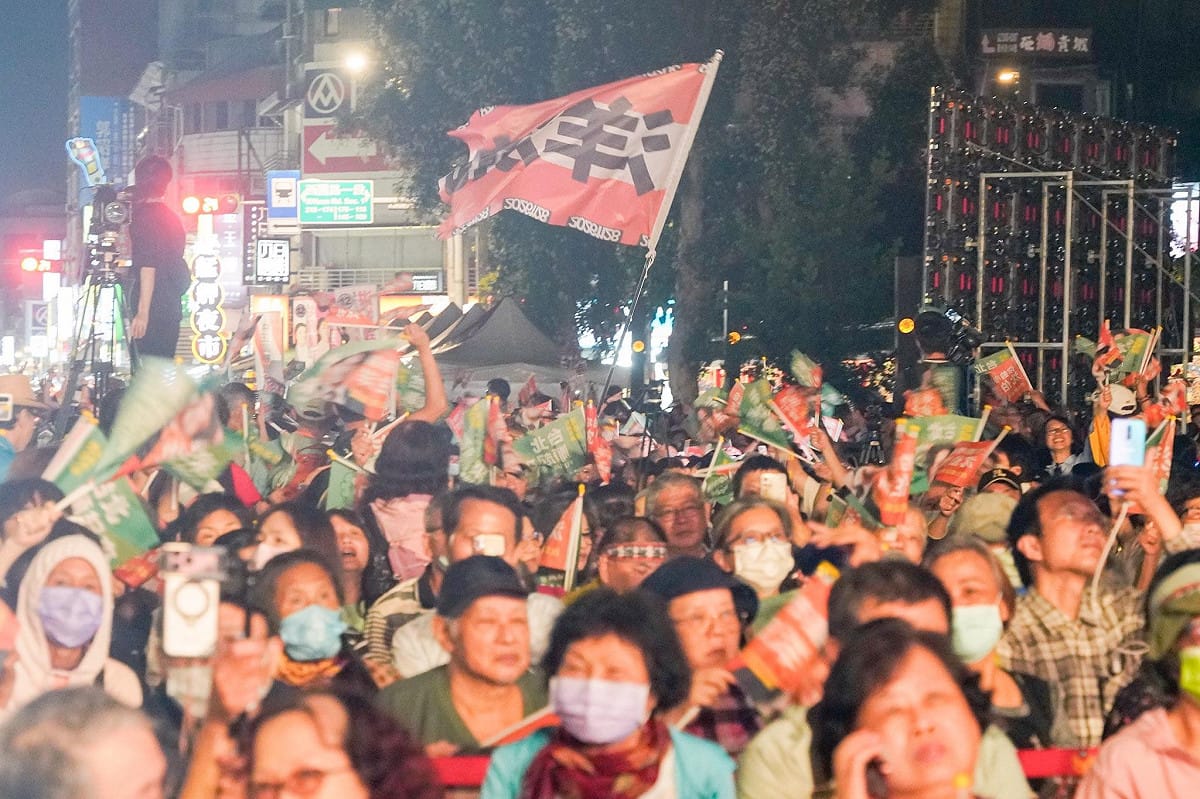 沈伯洋出席洪婉臻競選總部成立大會，再度掀起洋流。 圖：張良一／攝