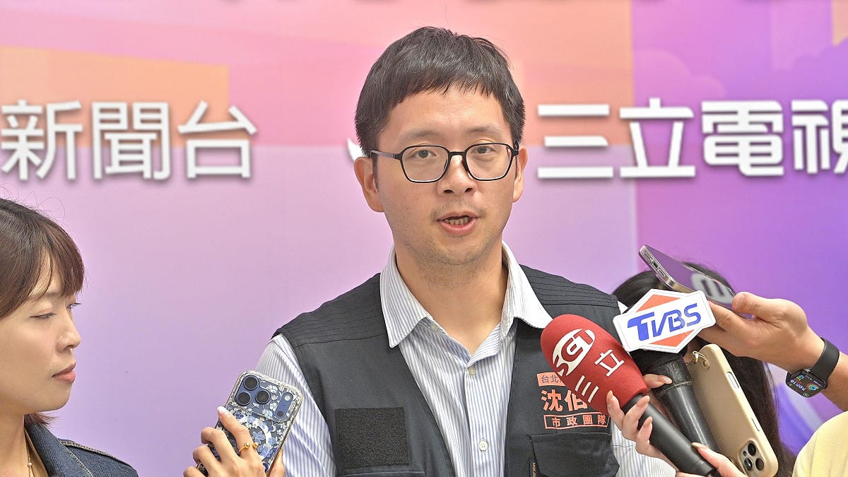 沈伯洋團隊媒宣中心召集人周軒認為，「交叉詰問」加入追問機制，有助於讓政策討論更完整。 圖：TVBS提供