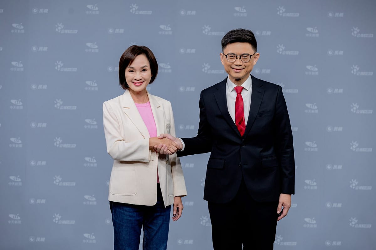 賴瑞隆(右)與柯志恩(左)進行電視辯論前先禮貌性握手。 圖：民視／提供