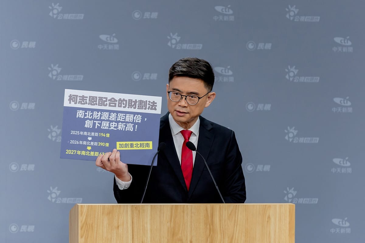 賴瑞隆以手板強調柯志恩配合黨意惡修財劃法。 圖：民視／提供