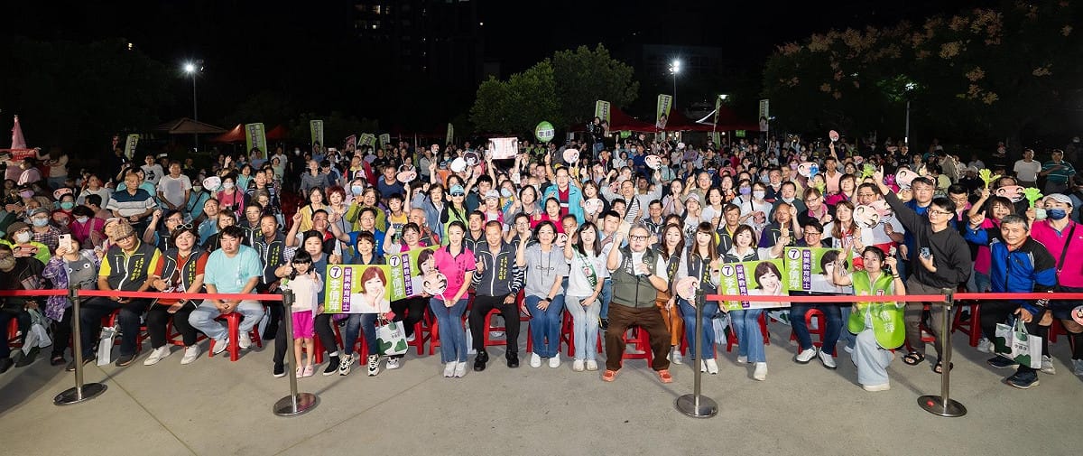 蘇巧慧一到場就受到民眾熱烈歡迎，全場數百位支持者高喊「蘇巧慧、李倩萍！2026一起贏！」氣氛相當激昂。 圖：蘇巧慧競總提供