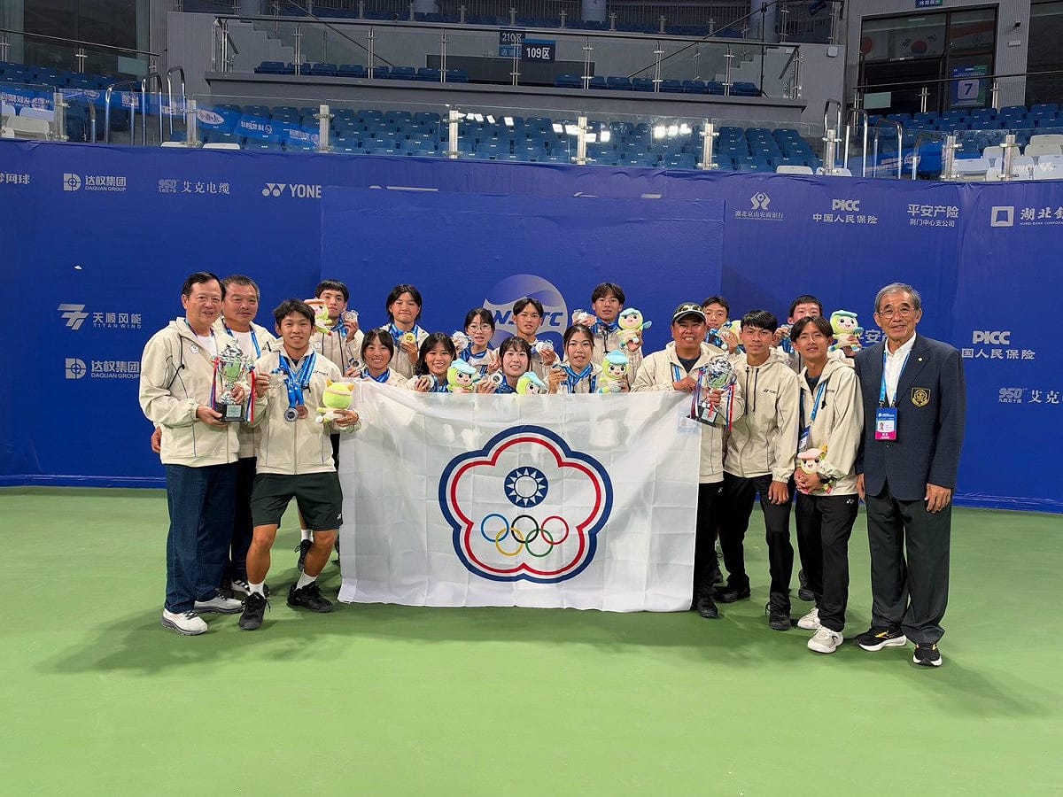 吳明昌(左一)、朱文慶(右一)與所有得獎選手合影。 圖：中華民國軟網協會／提供