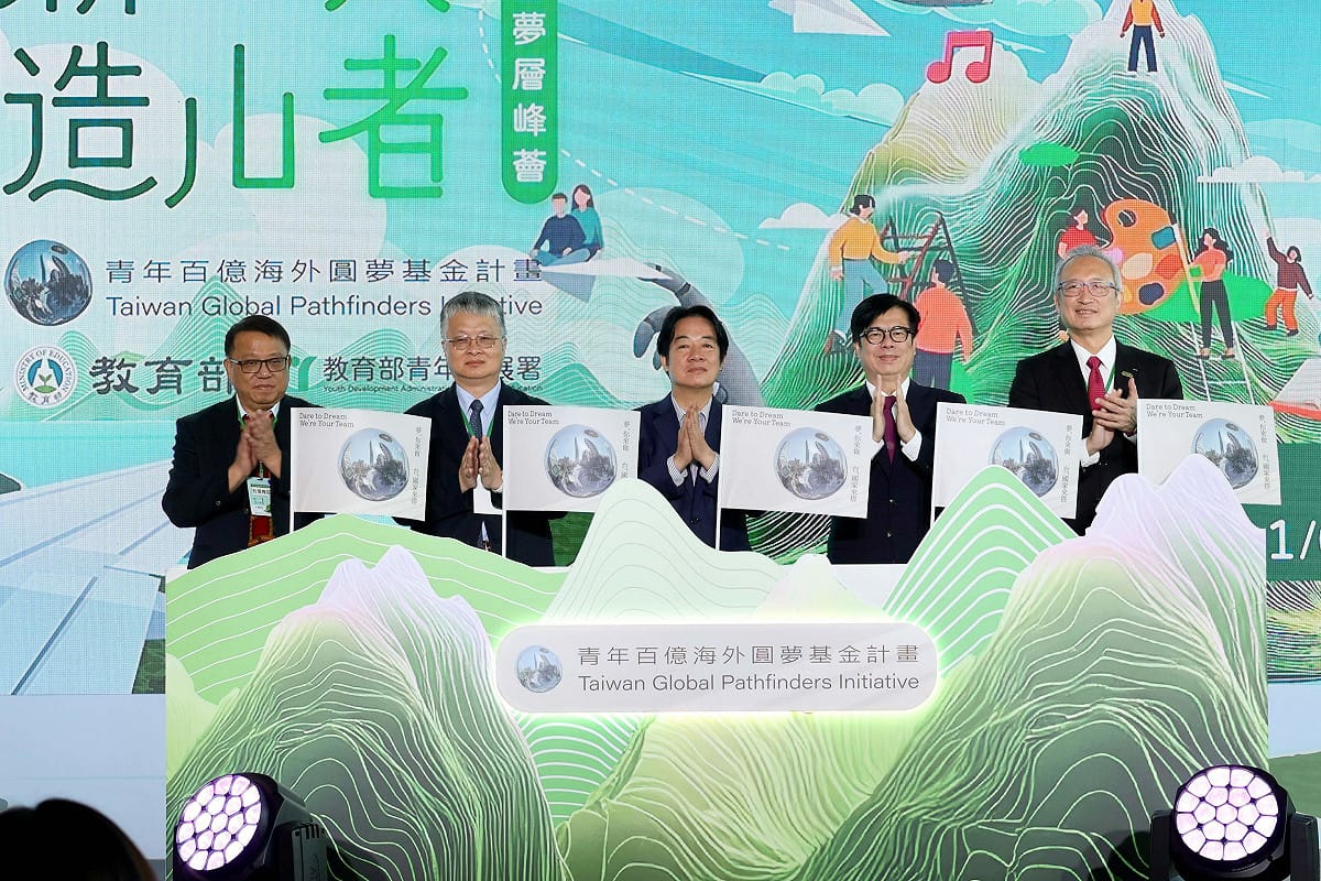 賴清德(中)、教育部次長劉國偉(左二)、外交部次長吳志中(右一)、原住民族委員會副主委杜張梅莊(左一)與高雄市長陳其邁(右二)連袂出席「115年青年百億海外圓夢基金計畫」成果交流展，共同支持青年勇敢跨海圓夢、開拓國際視野。 圖：高雄市青年局／提供