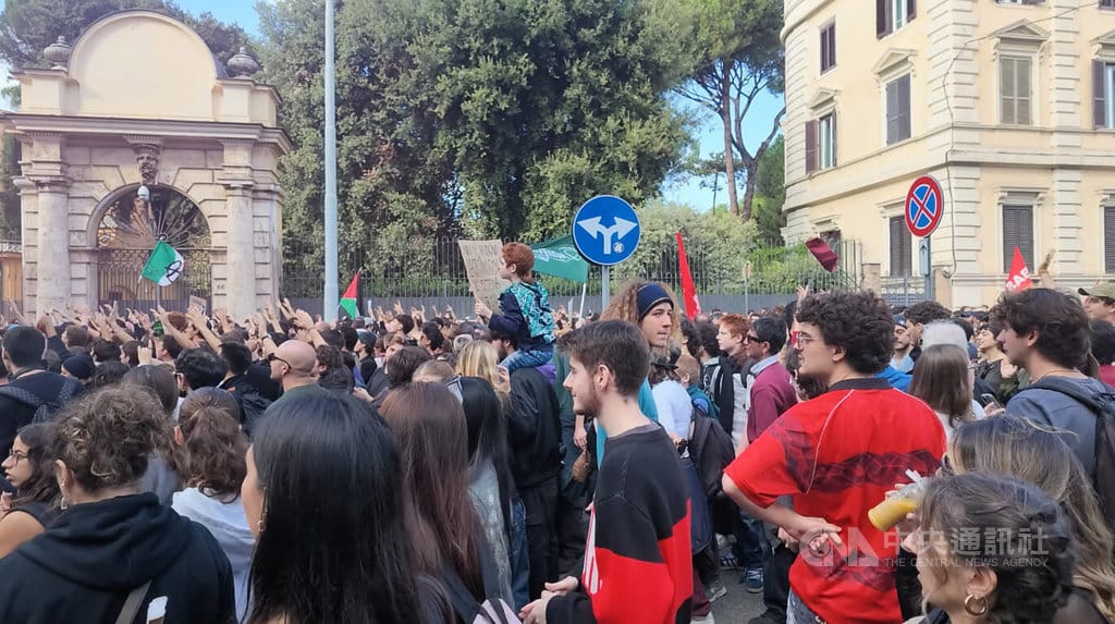 多數受訪學生向中央社表示，參加示威是因為不滿教育資源被剝奪，且生活物價愈來愈高，希望政府傾聽他們的聲音，還給年輕人一個具有盼望的未來。  圖/中央社
