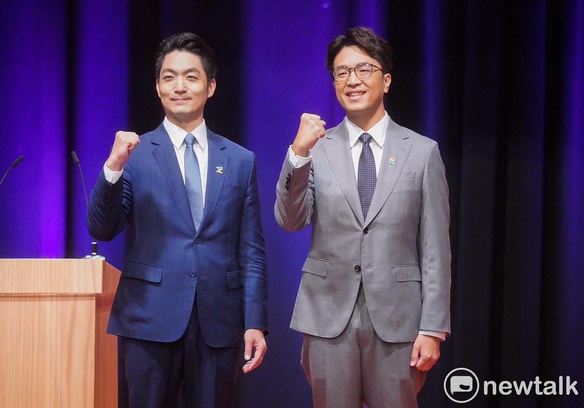 台北市長蔣萬安（左）、民進黨台北市長候選人沈伯洋（右）今天進行辯論。 圖：張良一 / 攝