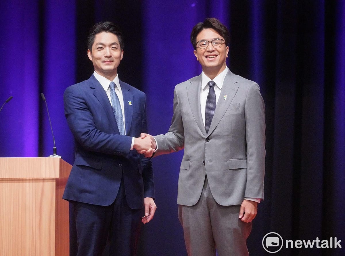 台北市長蔣萬安（左）、民進黨台北市長候選人沈伯洋（右）今天進行辯論。 圖：張良一 / 攝