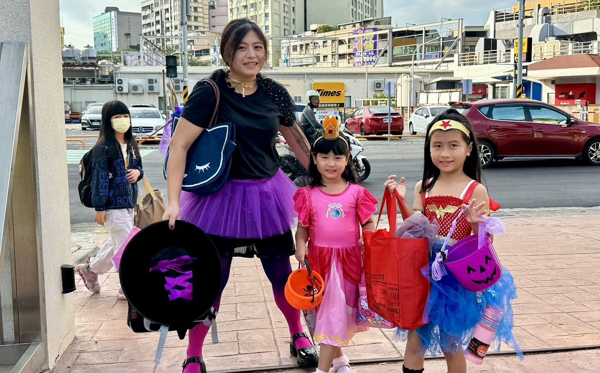家長也豁出去，和小孩一起玩創意變裝走秀。 圖：高雄市教育局／提供