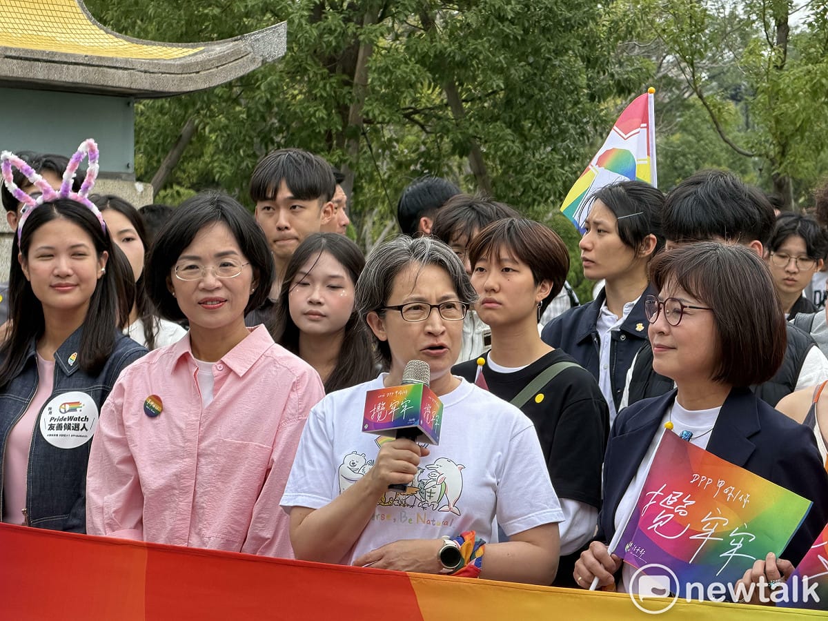第24屆同志大遊行今天登場，民進黨性平部由副總統蕭美琴領軍，以及民進黨新北市長候選人蘇巧慧及綠委、台北市與新北市議員、候選人一同參與。 圖：金大鈞/攝