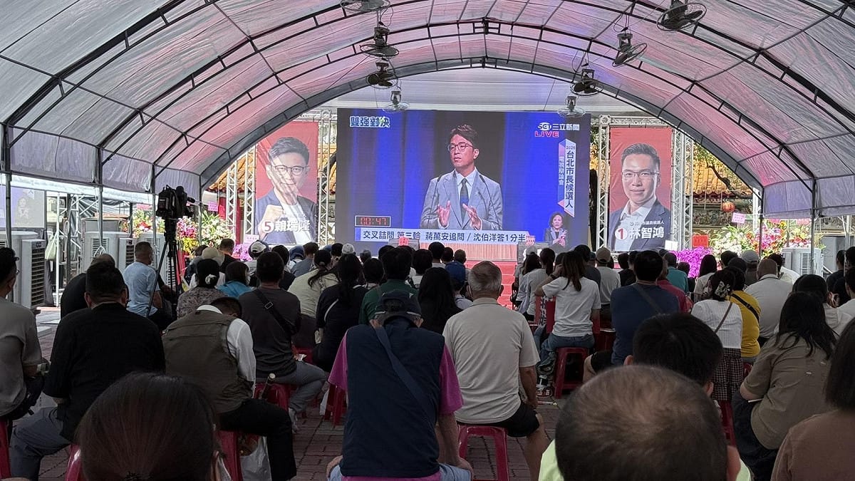 「一群高雄小水滴」發起北高市長辯論「一起看直播」活動，包場看完「賴柯辯論」，再續攤「沈蔣之戰」，提供200吋大螢幕前直播。 圖：林智鴻競總／提供