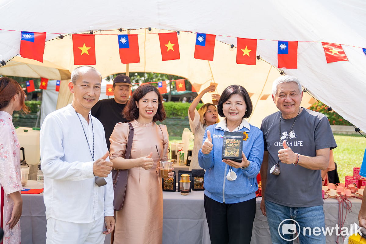 雲林縣長張麗善邀請外籍貴賓參觀台灣咖啡節。 圖：唐復年/攝