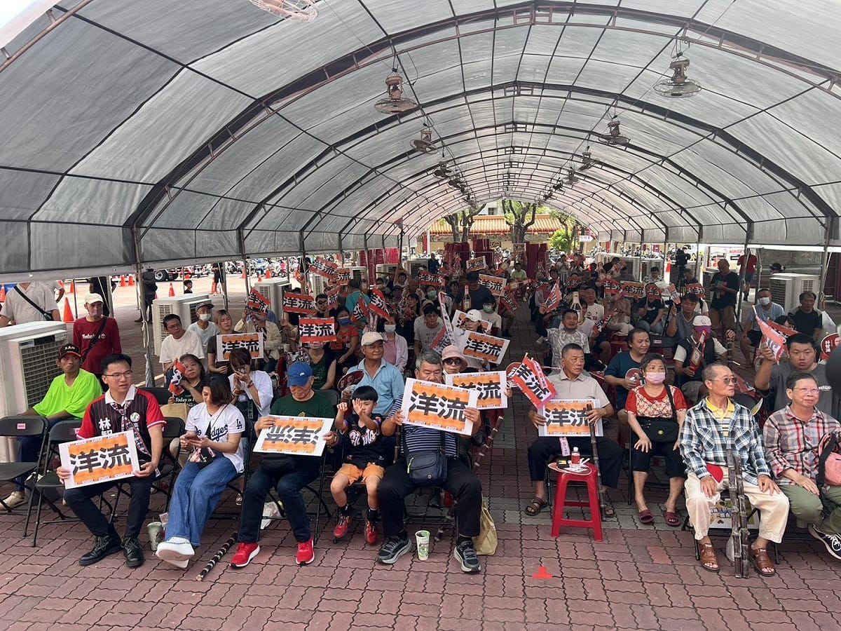 「五甲龍成宮廣場」中午聚集近500名群眾一起「民主續攤」，在200吋大螢幕前觀看沈蔣辯論直播。 圖：林智鴻競總／提供