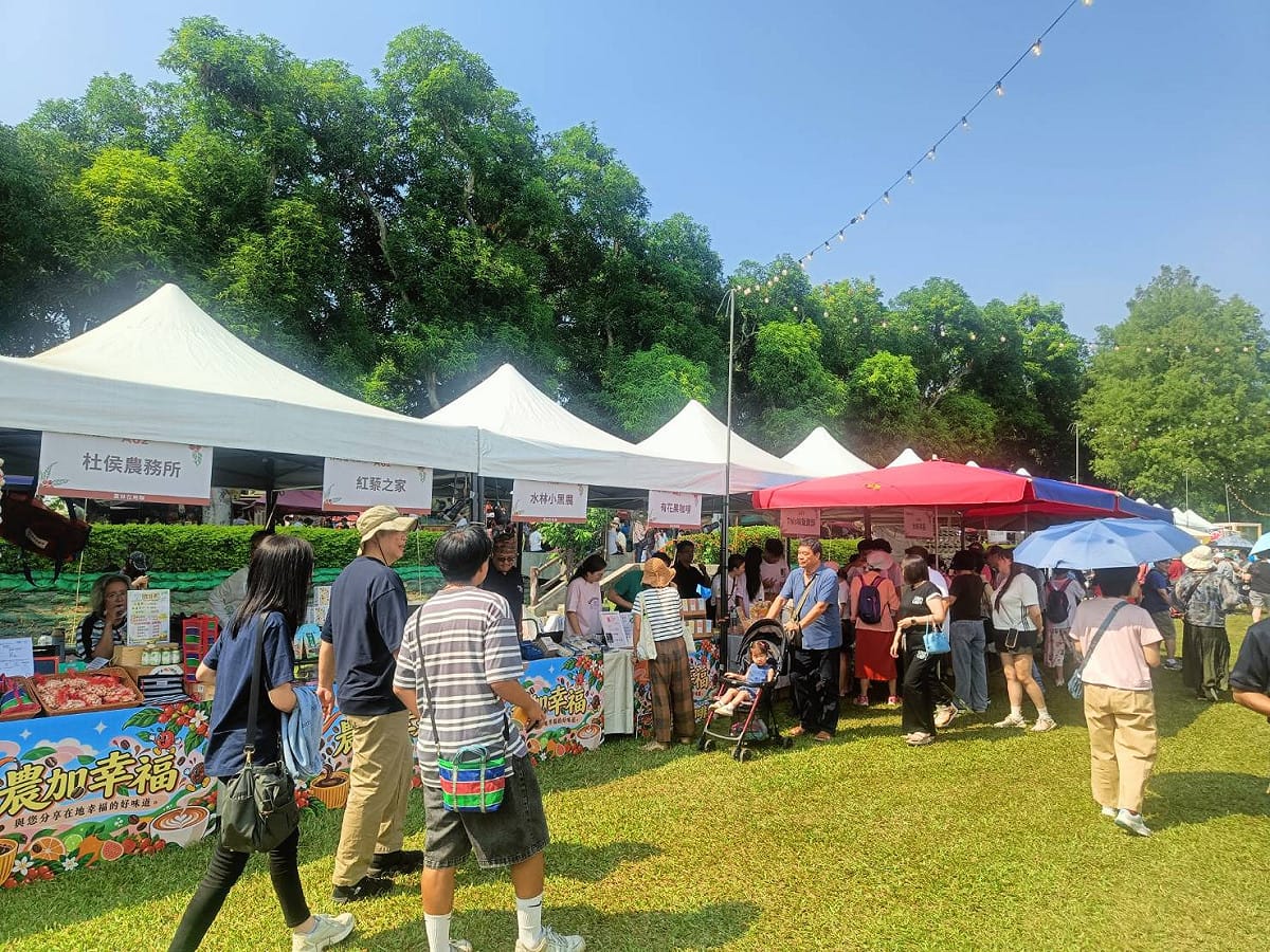 現場市集吸引人潮。 圖：唐復年/攝