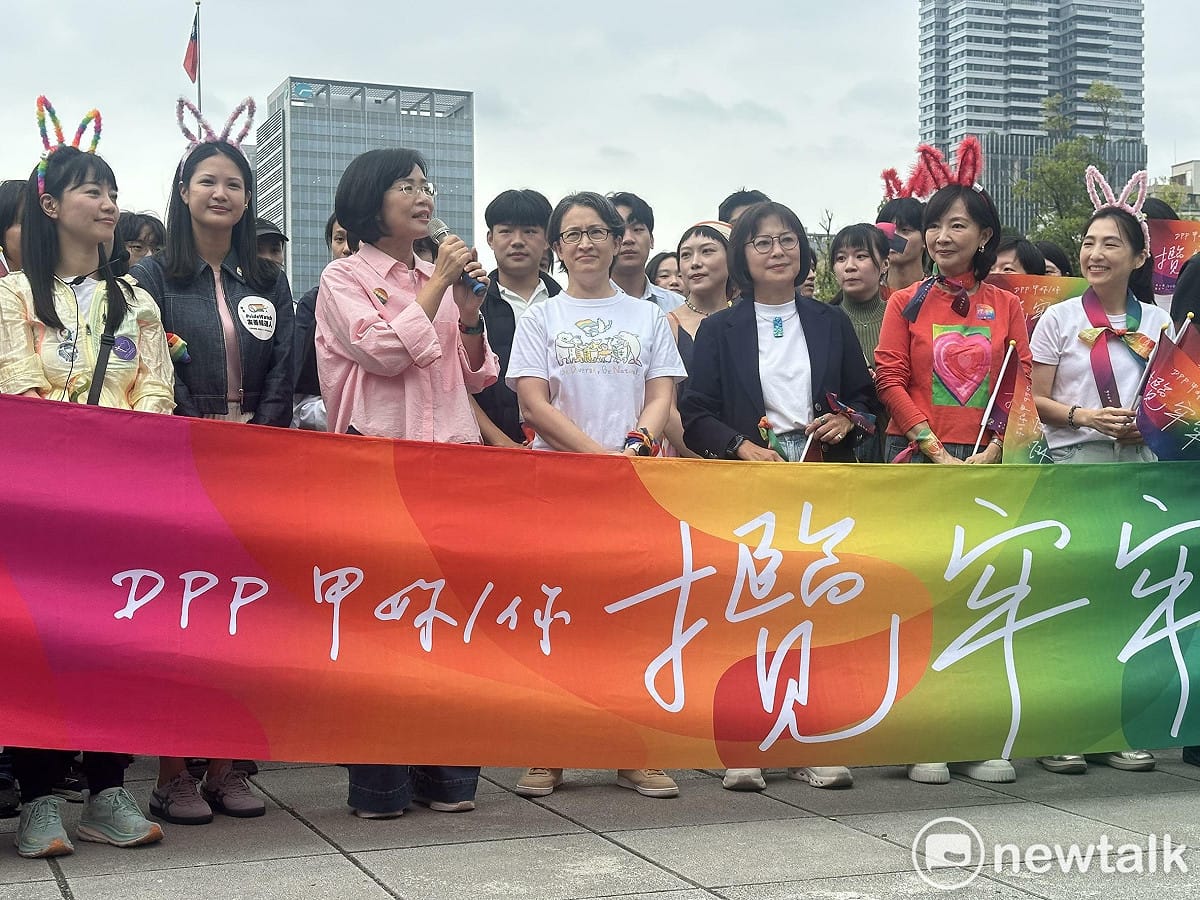 第24屆台灣同志遊行今（31）日登場，副總統蕭美琴與民進黨新北市長候選人蘇巧慧、立委郭昱晴、林月琴，以及雙北市議員與候選人共同參與。 圖：張良一/攝