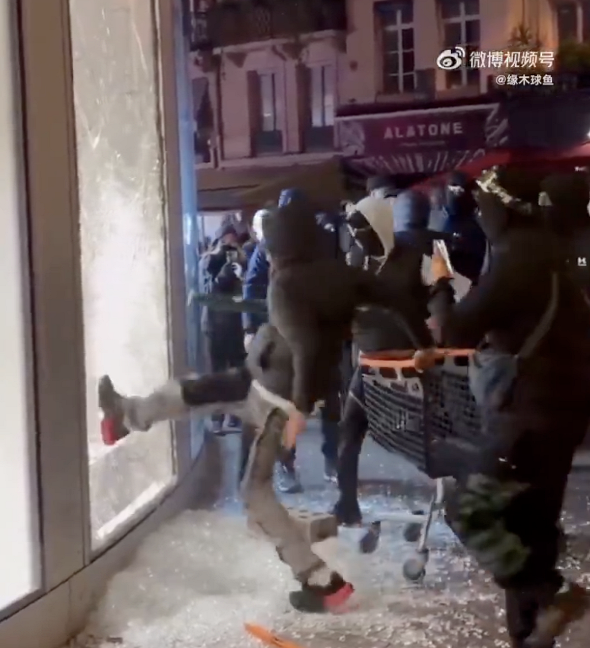法國政府正強行推動一項爭議法案，針對暴力破壞店家的民眾處以 1 萬歐元的罰款。 圖：翻攝自 Ｘ @GlobalDiss