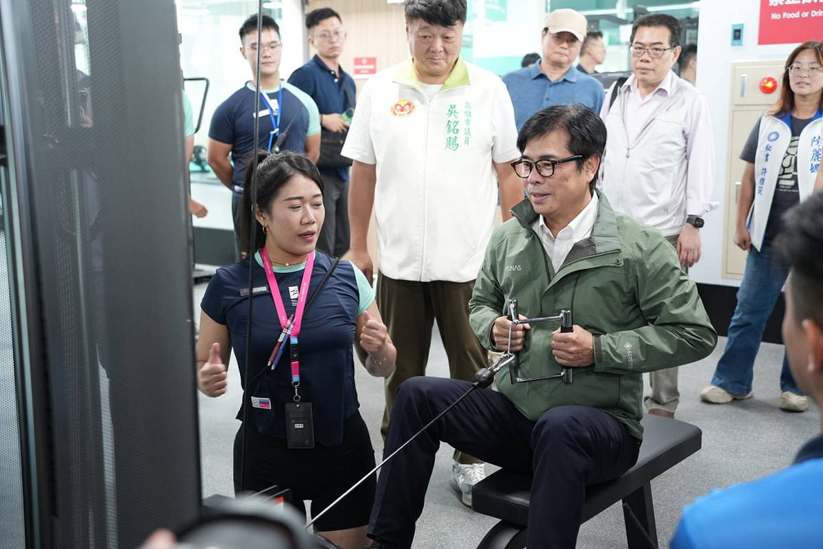 陳其邁(右)在專業教練指導下，體驗全新運動器材。 圖：高雄市運發局／提供