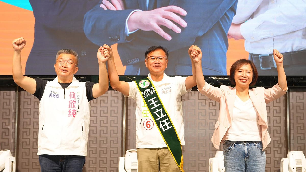 何欣純(右)到海線為王立任站台助講。 圖：何欣純競辦/提供